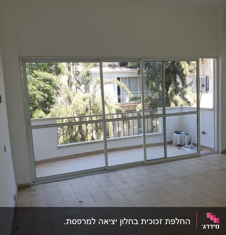 חלונות זכוכית גדולים עם מסגרת לבנה